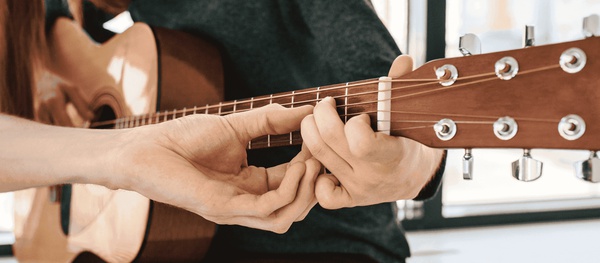 Come mantenere gli studenti motivati a suonare la chitarra