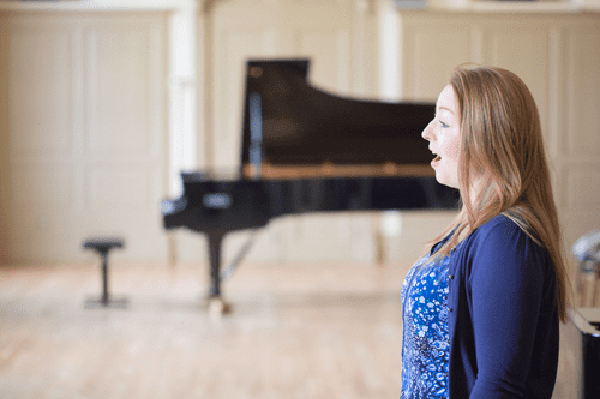 Come scegliere il repertorio per un esame di canto: i consigli di Vanessa Heine