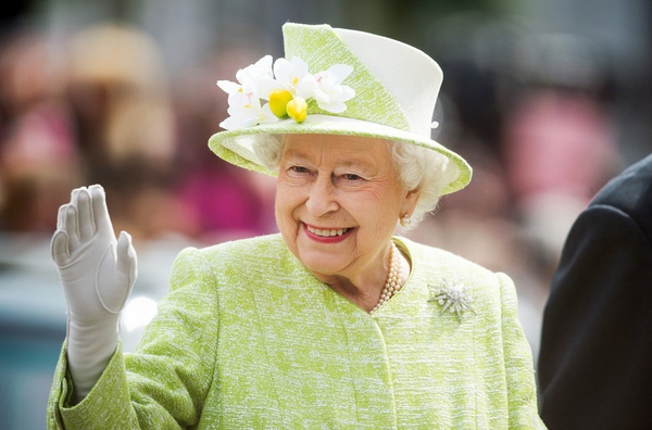 Il saluto a Sua Maestà la Regina Elisabetta II
